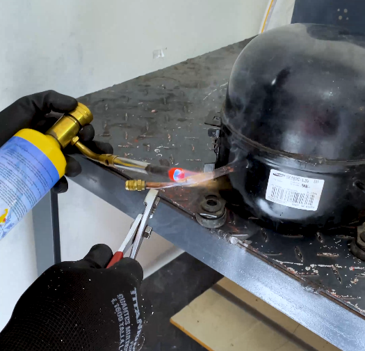 Técnico reparando nevera en Palmira