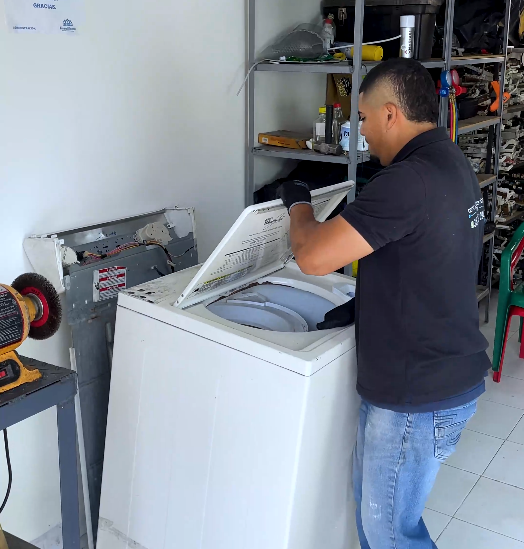 Técnico revisando lavadora en Palmira