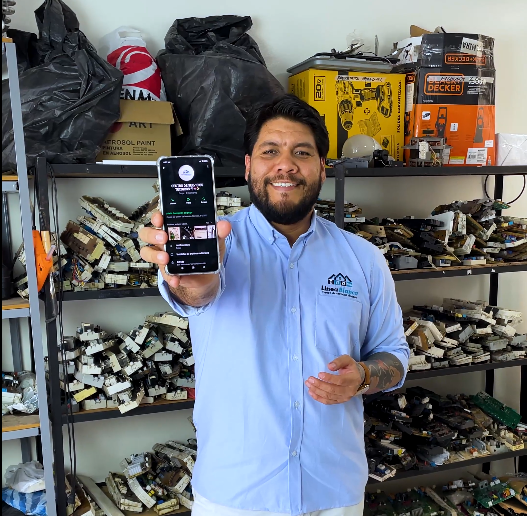 Técnico mostrando repuesto en Palmira